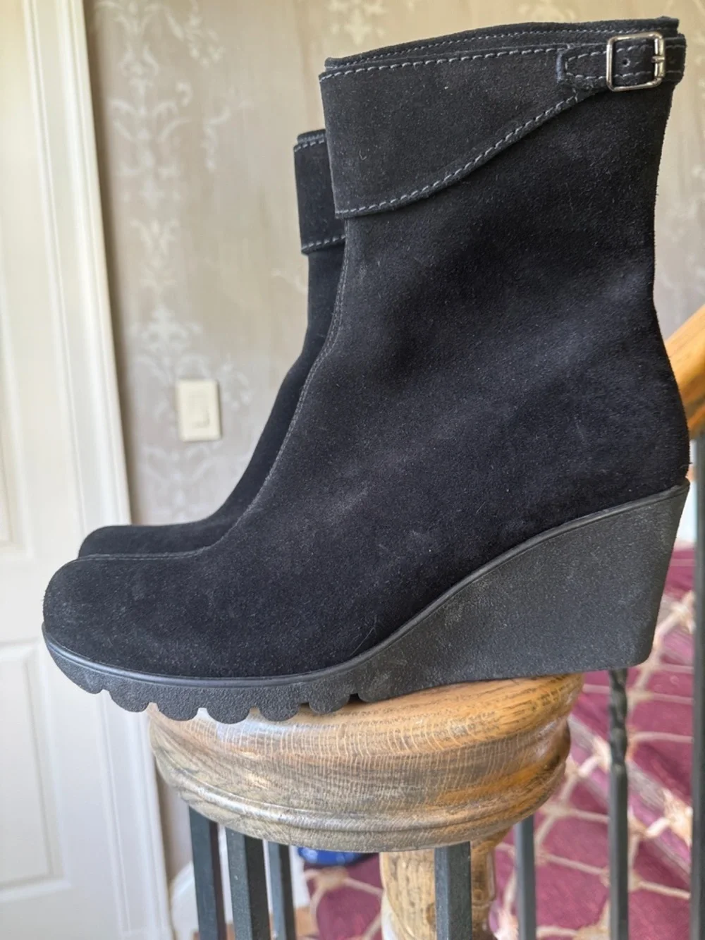 LA CANADIENNE ladies size 10 medium suede boot NWOT